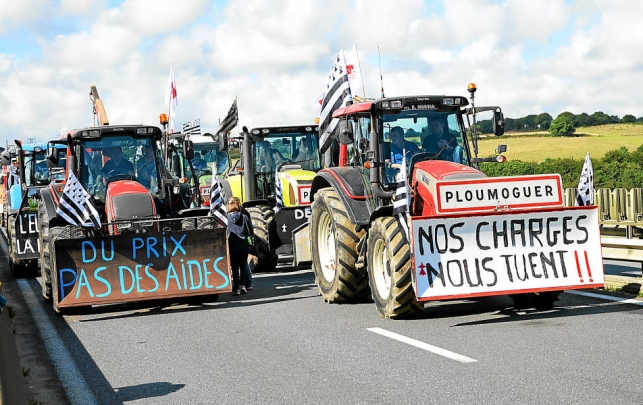 a-bord-de-leurs-tracteurs-les-agriculteurs-bretons_2513614_643x405p.jpg